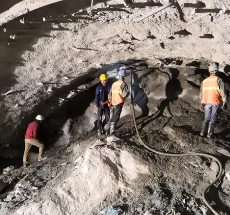 东兴拱顶带模注浆料的施工流程及注意事项